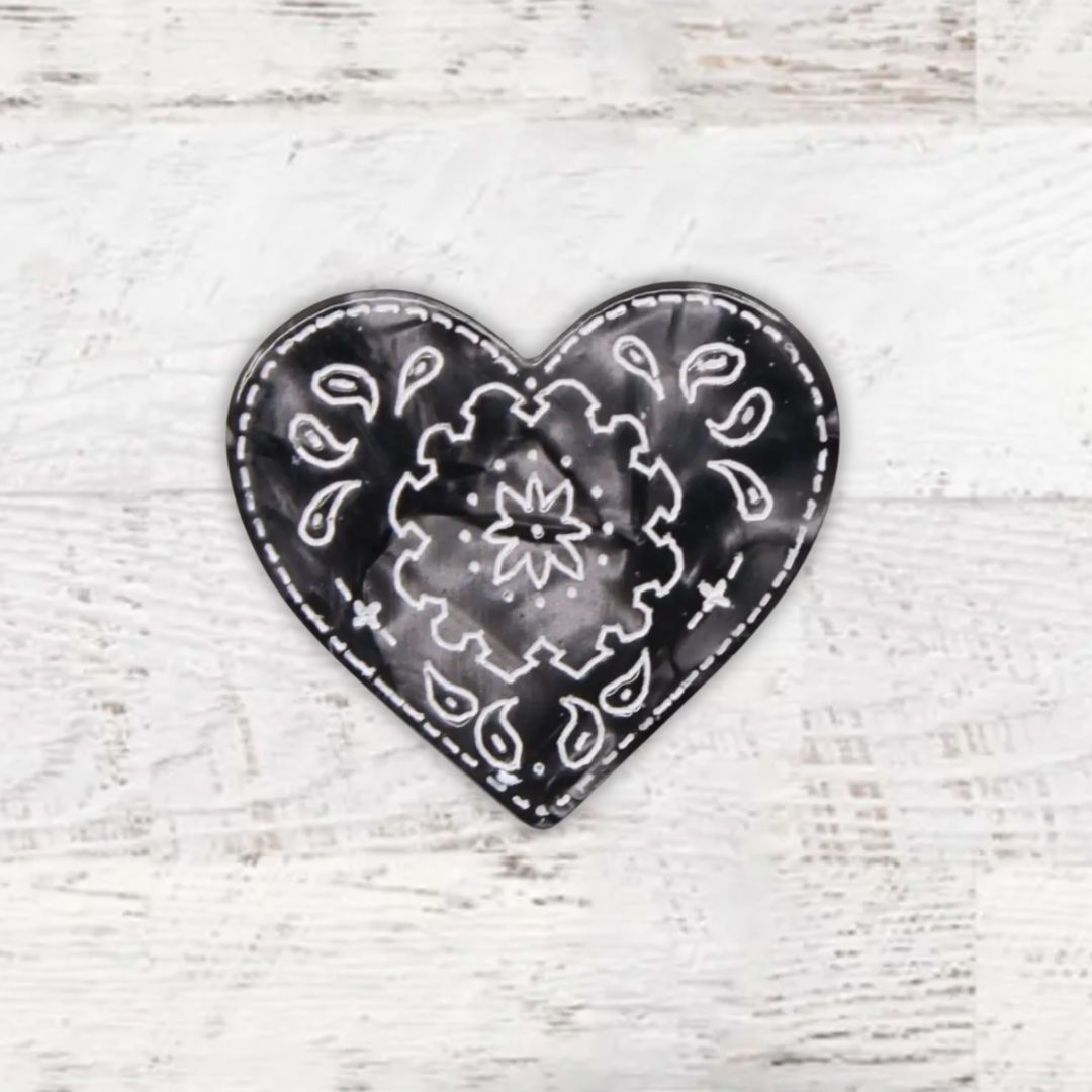 #color_black-paisley-heart